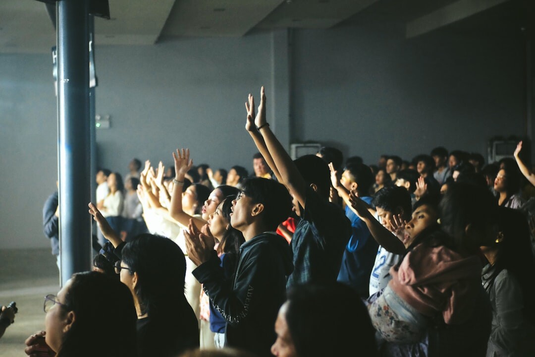 audience clapping at event